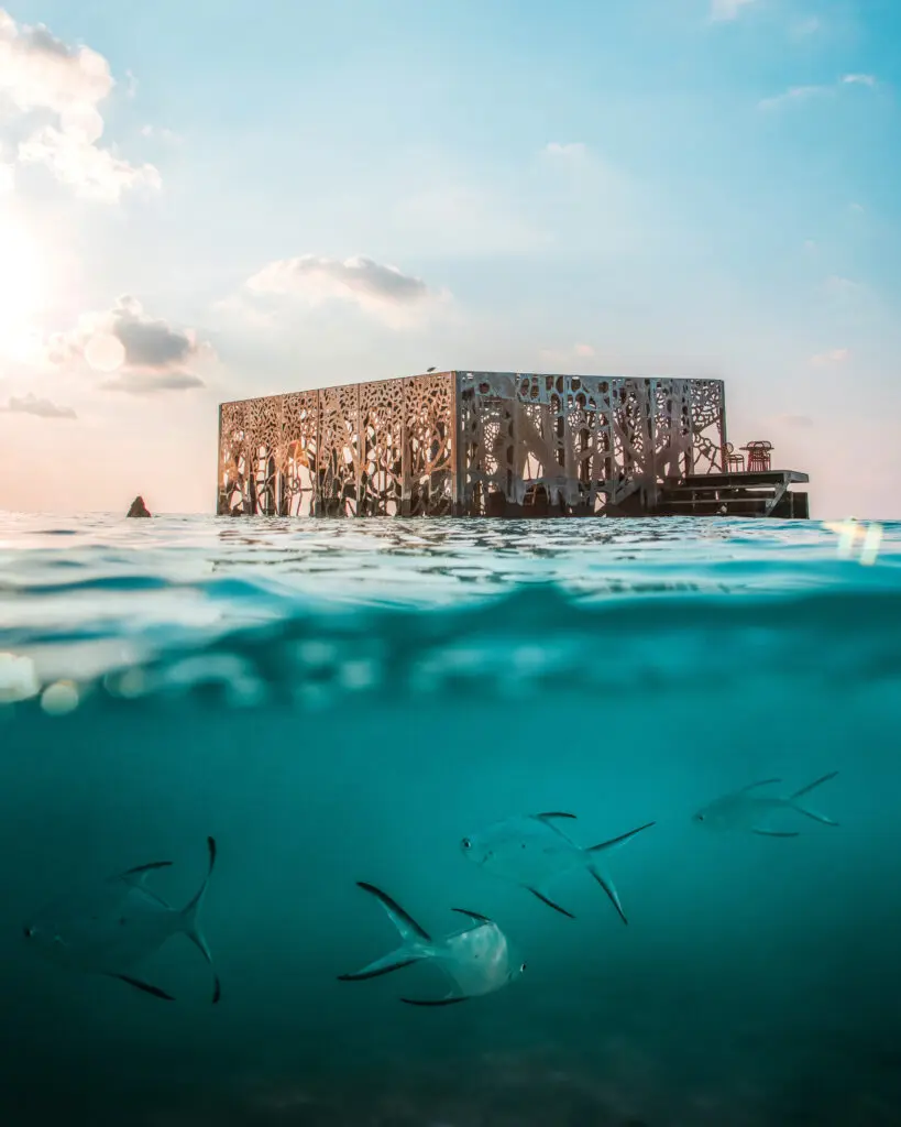 Unterwasser-Korallarium im Sirru Fen Fushi Maldives mit Meeresskulpturen und blühenden Korallenriffen als Teil der Naturschutz- und Kunstinitiative des Resorts