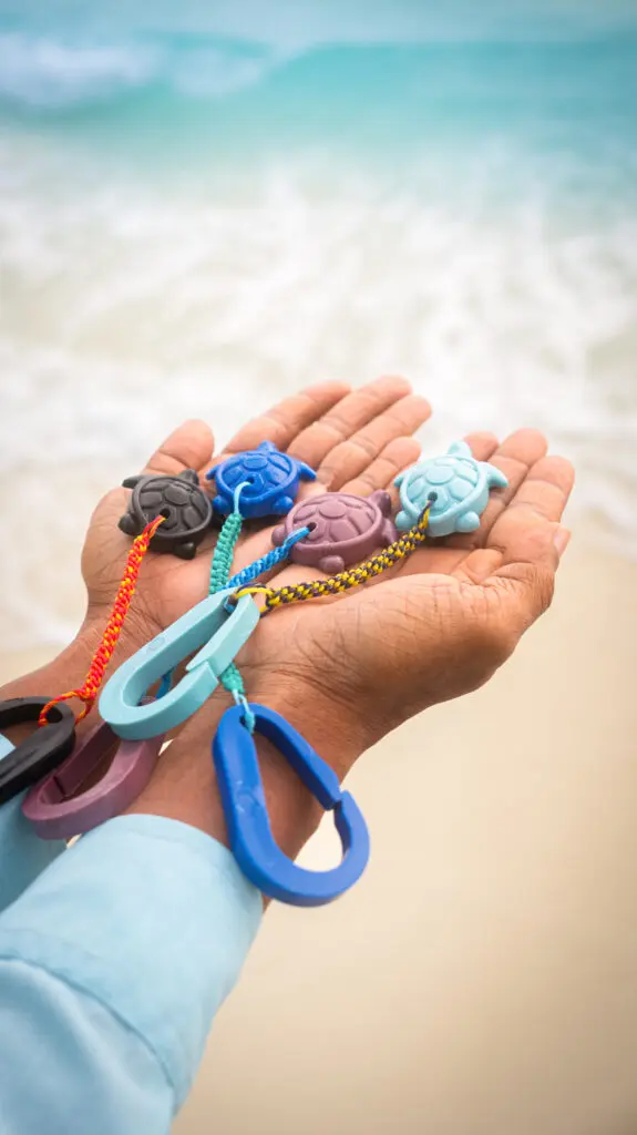 Gepäckschildkrötenanhänger aus recyceltem Kunststoff auf Sirru Fen Fushi Maldives