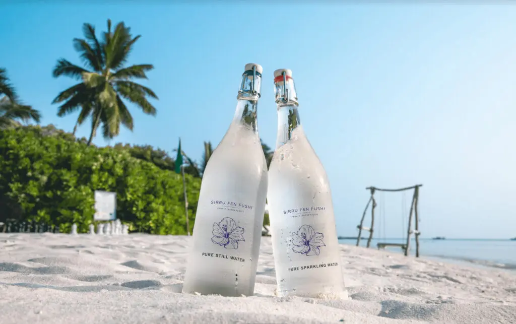 Umweltfreundliche Wasserflaschen im Sirru Fen Fushi Resort auf den Malediven zur Förderung der Nachhaltigkeit und zur Reduzierung von Plastikmüll
